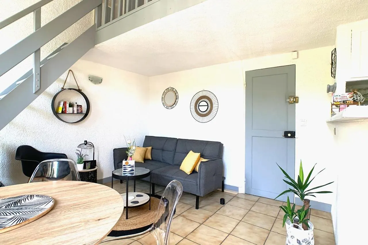 Renovated 2 Bedroom Duplex Apartment In The Center Of アンティーブ