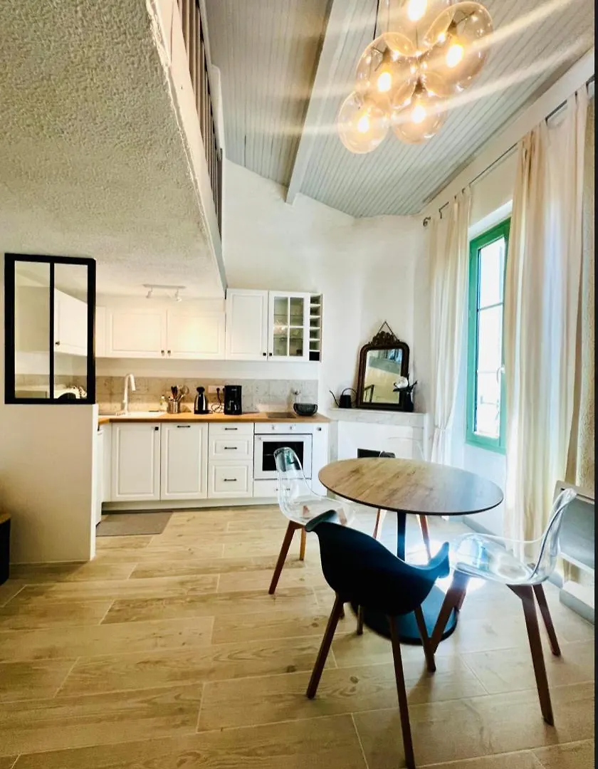 Renovated 2 Bedroom Duplex Apartment In The Center Of アンティーブ 0*,